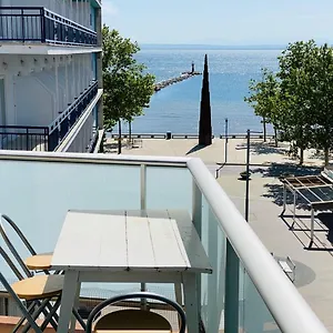 https://apartamento-centrico-y-playa-en-roses-calle-sant-elm.catalonia-hotels.com